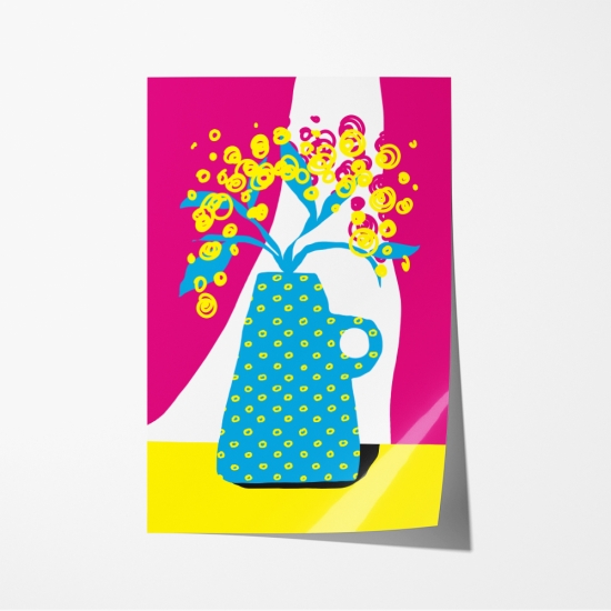 Poster de um vaso azul com formas amarelas, com flores cor-de-rosa e amarelas num fundo dividido entre rosa e branco. 6